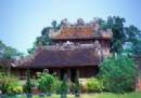 TOURISTS IN Central Vietnam Heritage Road 6 day tour
